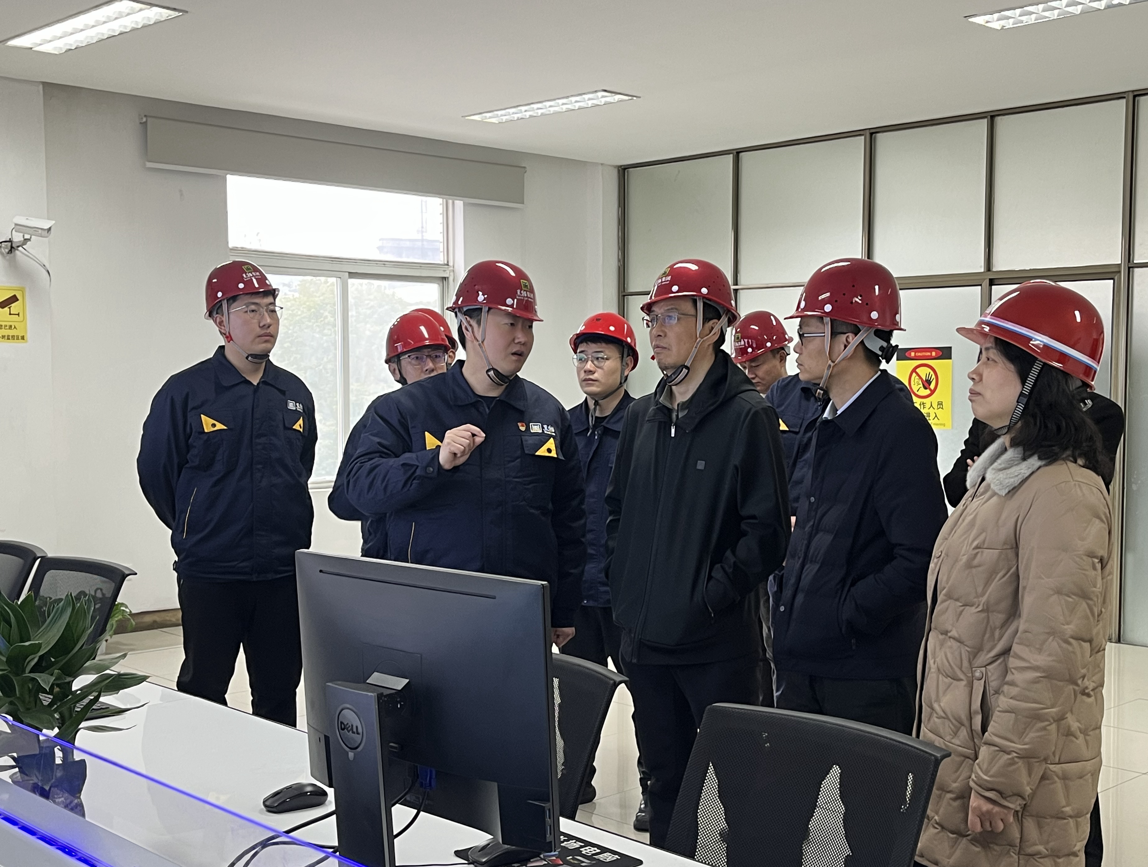 圖1 炭黑5、6號生產(chǎn)線調(diào)控室（集團總部 彭佳敏攝）.jpg