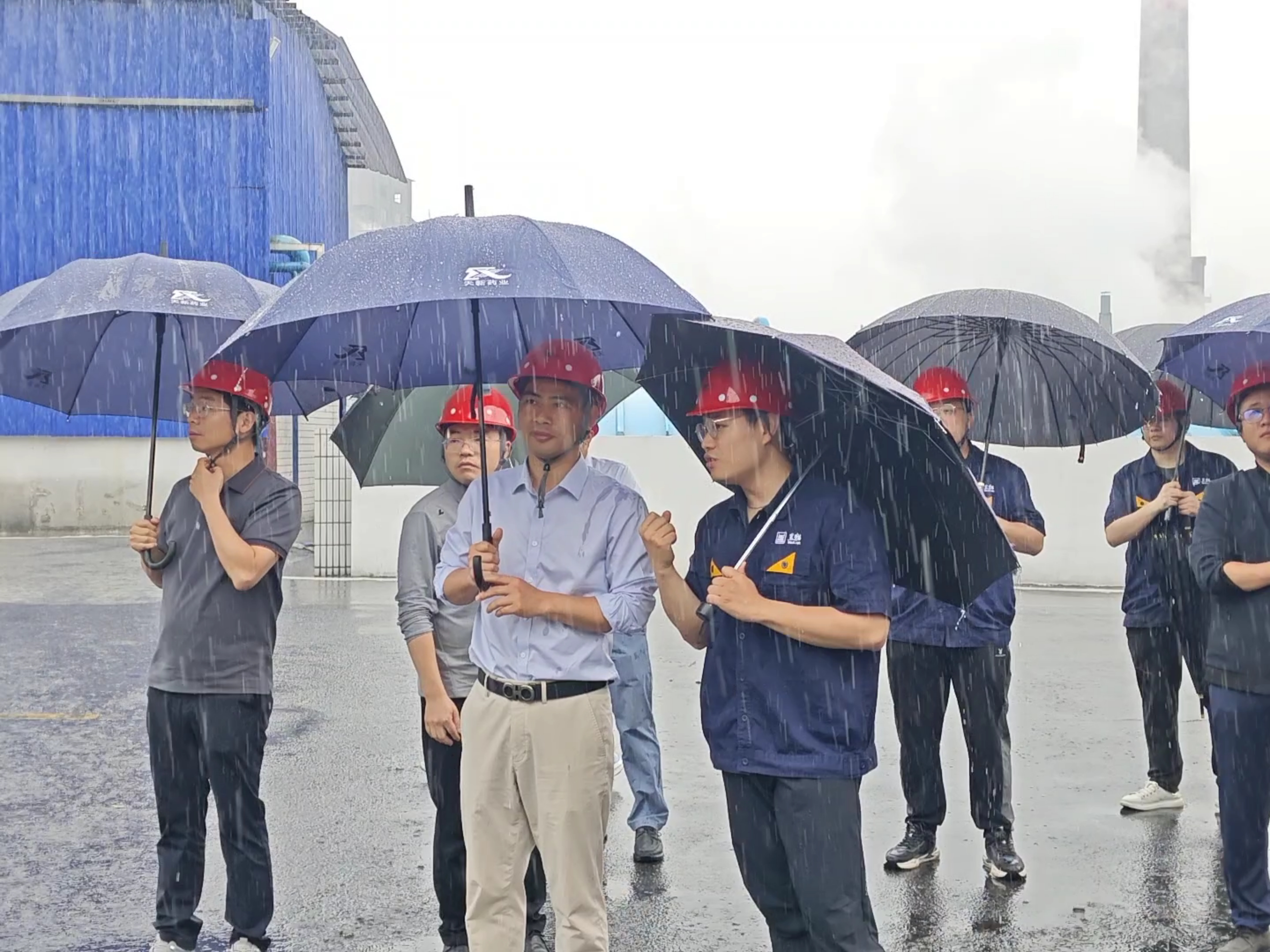 余小兵一行考察炭黑5、6號生產(chǎn)線.jpg